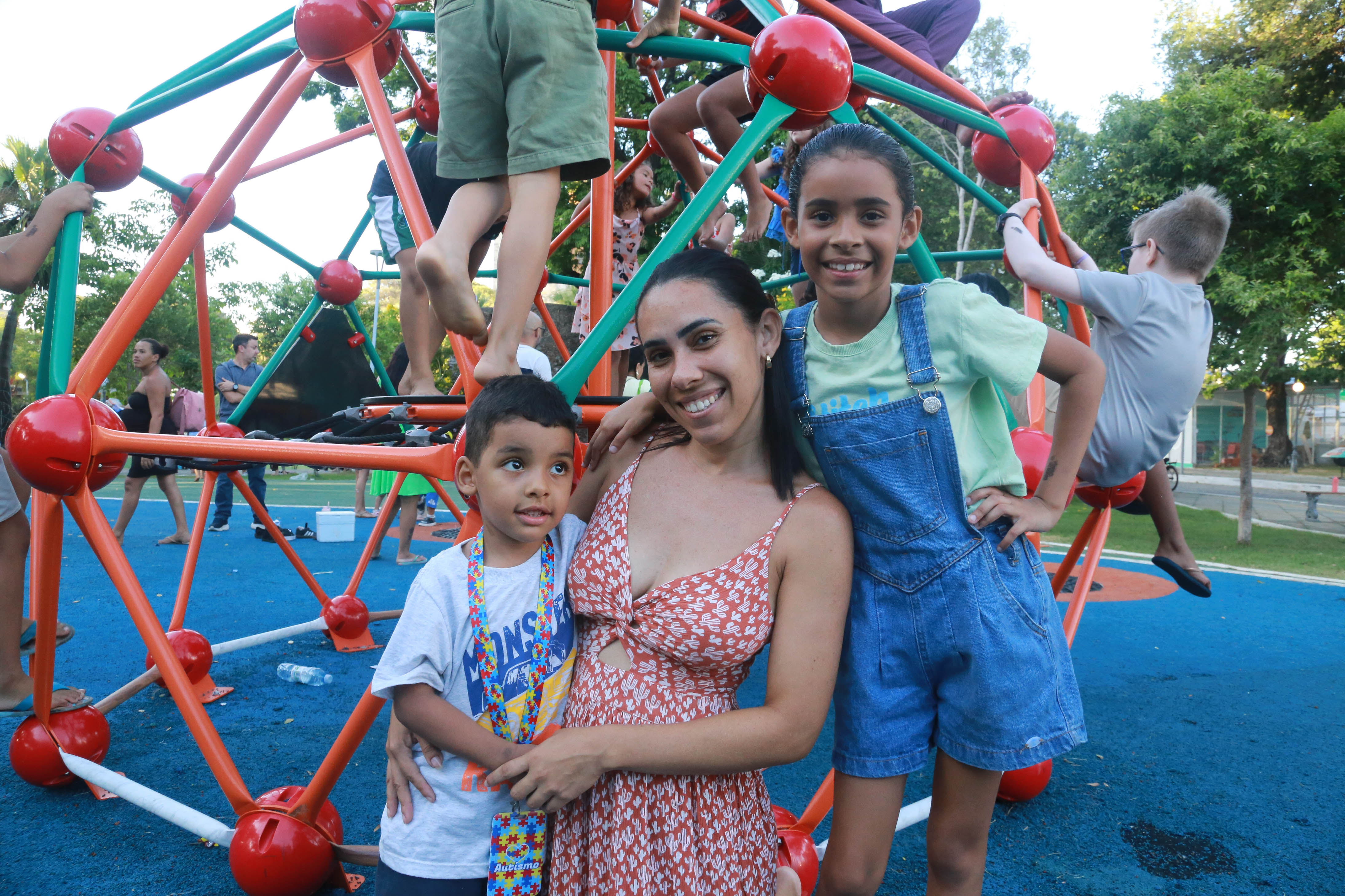 A dona de casa Bruna Mendes com os filhos Pedro e Ester